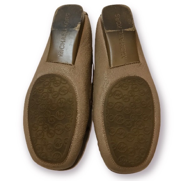 MICHAEL KORS CREAMY TAUPE LOAFERS. - Picture 4 of 8
